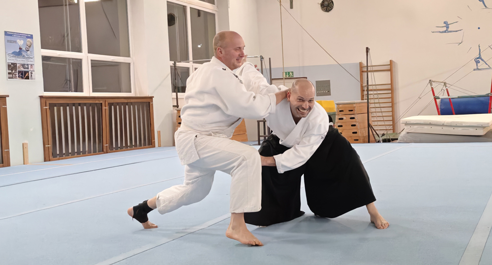 Tr�nink aikido v D���n�