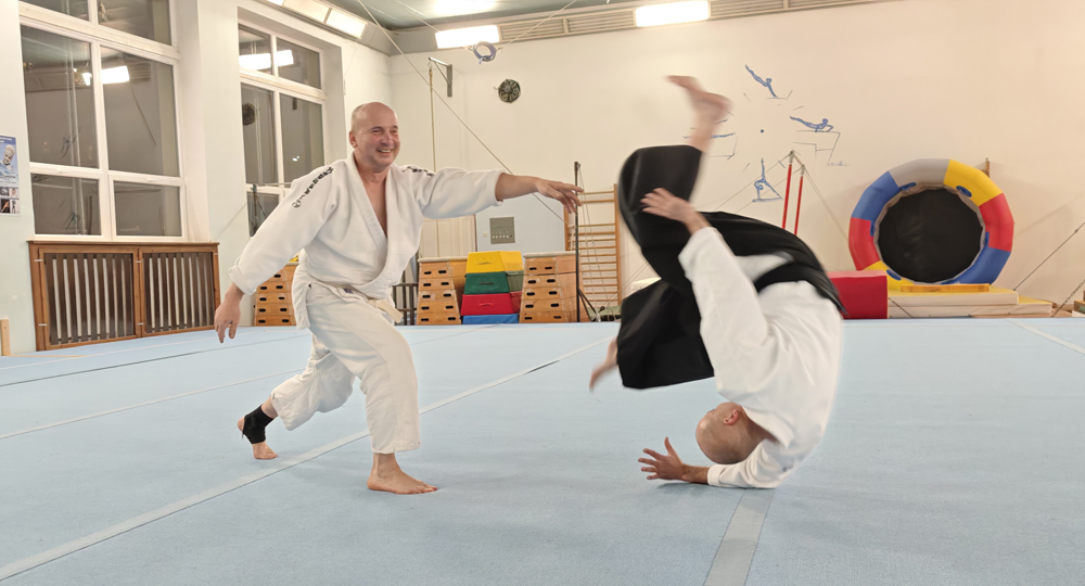 Tr�nink aikido v D���n�