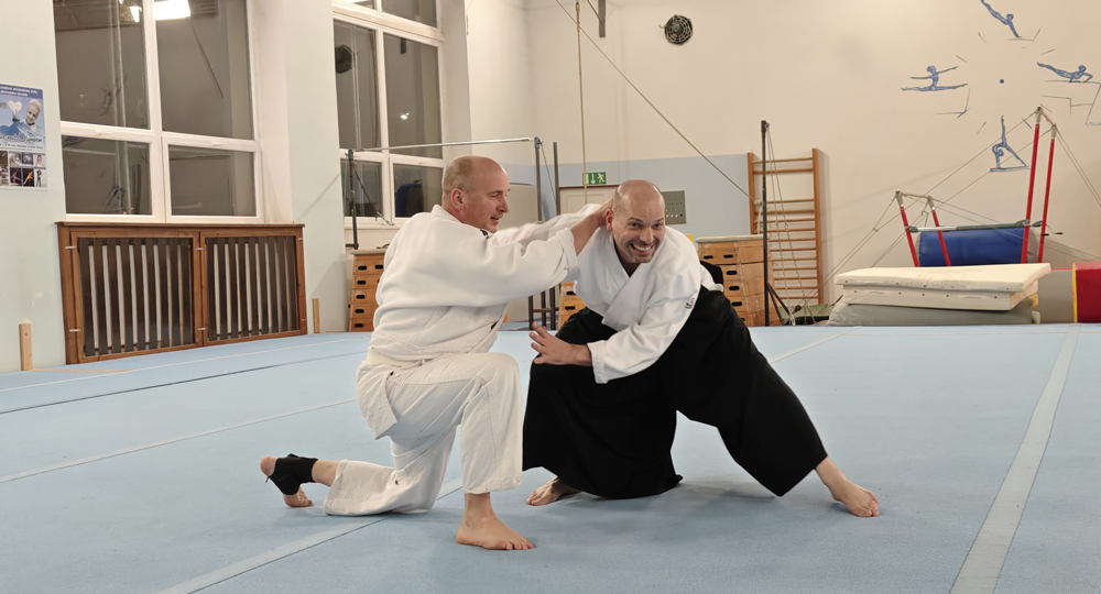 Tr�nink aikido v D���n�